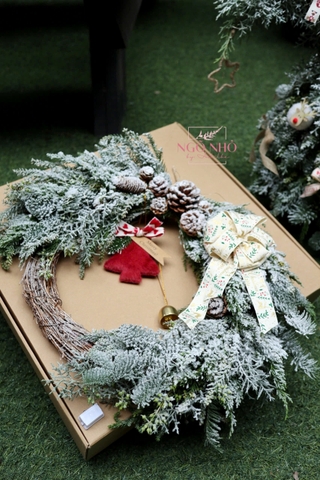 Vòng nguyệt quế chuông nơ phủ tuyết