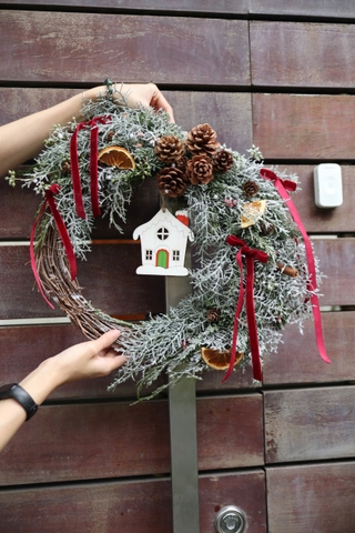 Vòng nguyệt quế ngôi nhà mix nơ đỏ, phủ tuyết