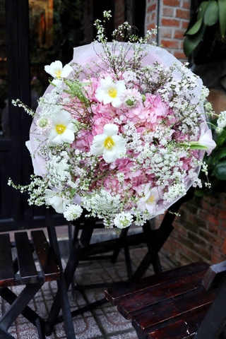 Bó hoa tú cầu hồng nhập khẩu mix tulip