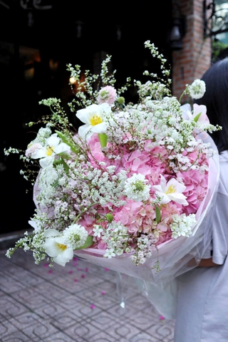 Bó hoa tú cầu hồng nhập khẩu mix tulip