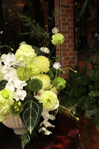 Bình hoa tông xanh lá vs trắng