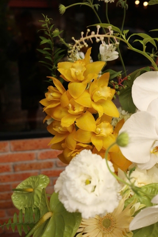 Bình hoa tông vàng mix trắng, xanh lá