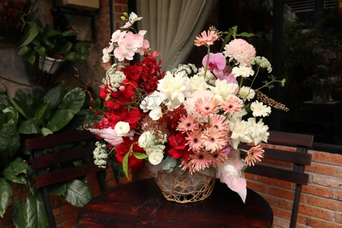 Giỏ hoa tông đỏ mix hồng