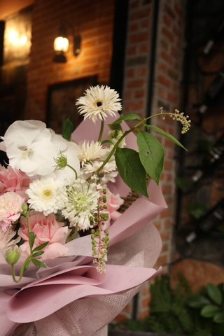 Bó hoa tông hồng: cúc mẫu đơn mix lan hồ điệp