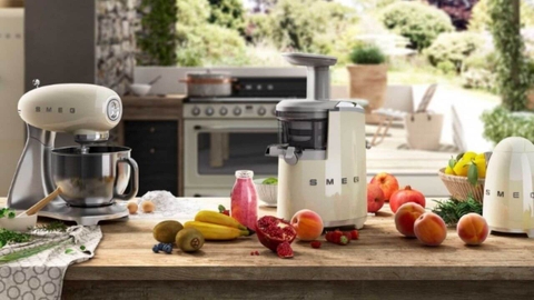 Có nên mua máy ép chậm Smeg không? Review chi tiết