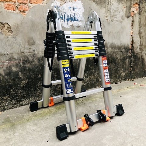 Thang nhôm rút gọn NiNDA ND-50AIS chữ A 2m5, có bánh xe tiện lợi