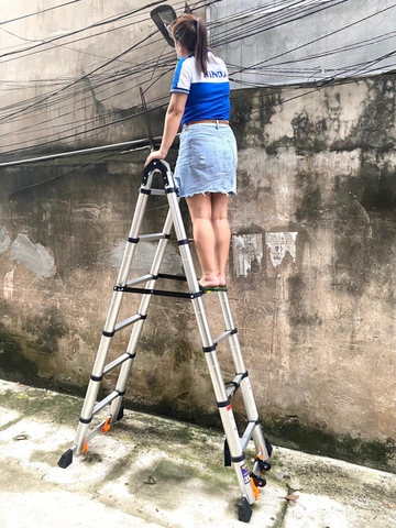 Thang nhôm rút gọn NiNDA ND-38AIS chữ A 1m9, có bánh xe tiện lợi