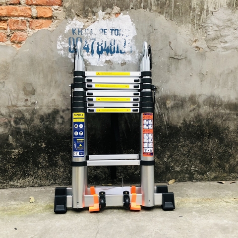 Thang nhôm rút gọn NiNDA ND-50AIS chữ A 2m5, có bánh xe tiện lợi