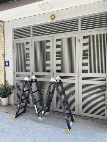 Thang nhôm NiNDA ND-404B gấp chữ M đen, cao 4m7