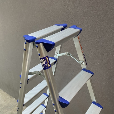 Thang ghế chữ A NiNDA ND-R06 loại 6 bậc, chất liệu nhôm cao cấp