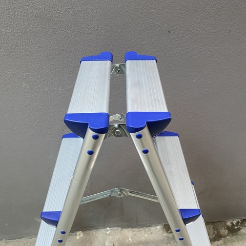 Thang ghế chữ A NiNDA ND-R04 loại 4 bậc, chất liệu nhôm cao cấp