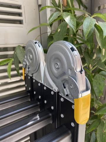 Thang nhôm NiNDA ND-403B gấp chữ M đen, cao 3m7