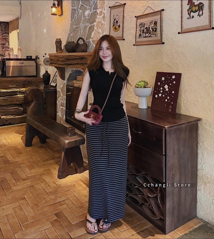 Set1034-Set áo thun đen phối chân váy midi kẻ có xẻ sau