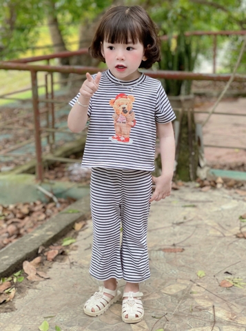 Bộ kẻ đen trắng gấu mũ đỏ bé gái VNXK