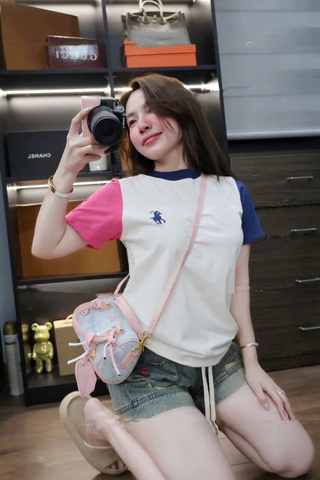 A312- Áo thun trắng phối tay hồng than thêu ngựa