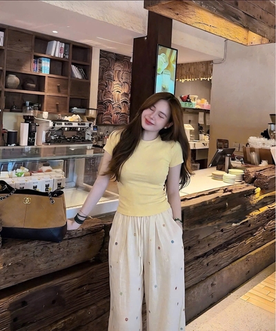 SET1019 -Set áo thun vàng phối quần đũi thêu hoa