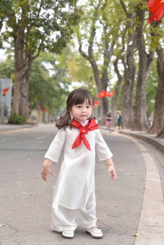 BT555- Bộ áo dài trắng bé gái tặng kèm tag cài + khăn thêu đỏ