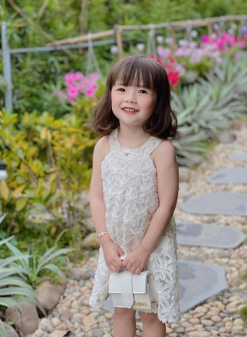 Đầm ren cổ yếm bé gái màu trắng
