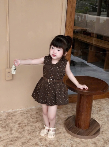 CB327- Váy chấm bi nâu sát nách kèm đai bé gái