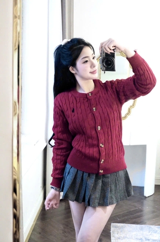 A437- Áo len cadigan vặn thừng đỏ mận thêu ngực hàng nhà máy chuẩn