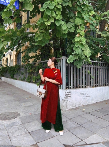 SET389-Set áo dài suông nhung đỏ phối cổ