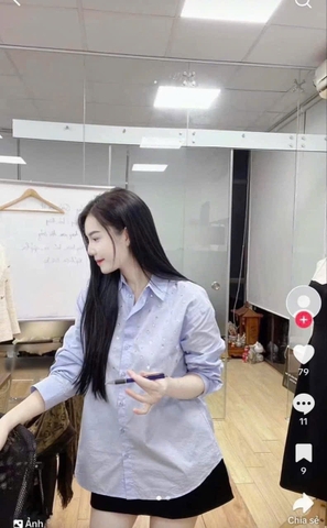 A399- áo sơ mi xanh đính đá dáng suông chất thô lụa