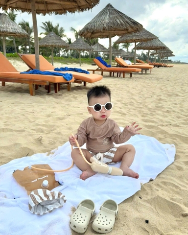 BT335- Bộ bơi bé trai kèm mũ kẻ màu nâu