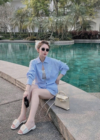 SET989-Set sơ mi kẻ xanh thêu chữ trắng quần đùi cạp chun có túi