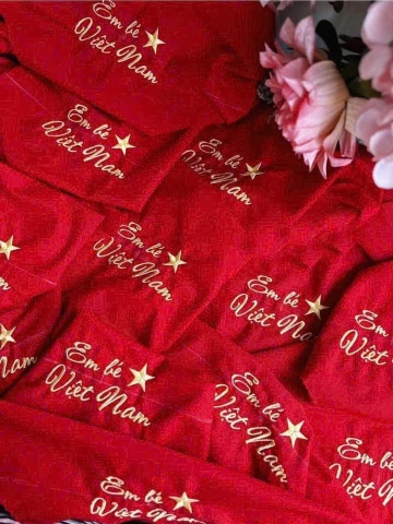 BT555- Bộ áo dài trắng bé gái tặng kèm tag cài + khăn thêu đỏ