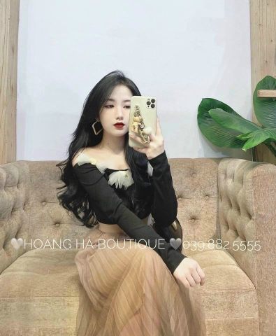 Áo trễ vai đen viền nơ