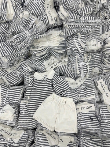 BT821Booj áo polo kẻ ngang nâu mix quần kaki chạy chỉ đen