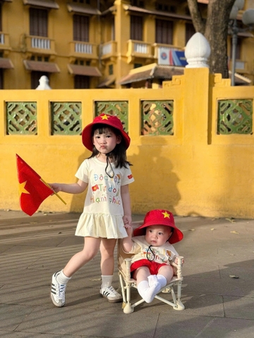 BT467- Bộ đồ/đầm trẻ em độc lập-tự do kèm mũ sang vàng