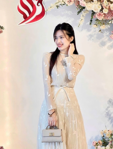 set353- Set áo tơ hoa thêu nổi phối chân váy dập ly dáng dài sang chảnh