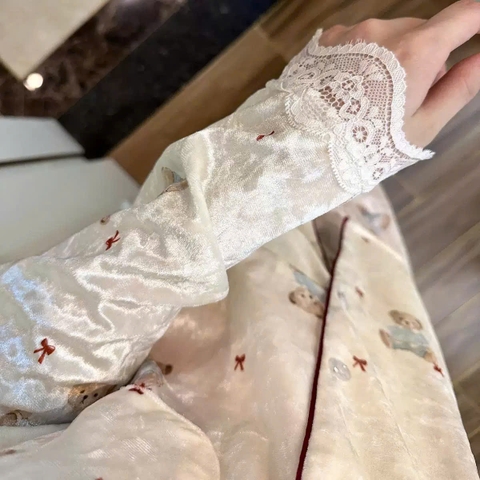 Set835- Set pijama mặc nhà lụa tuyết phối ren in gấu