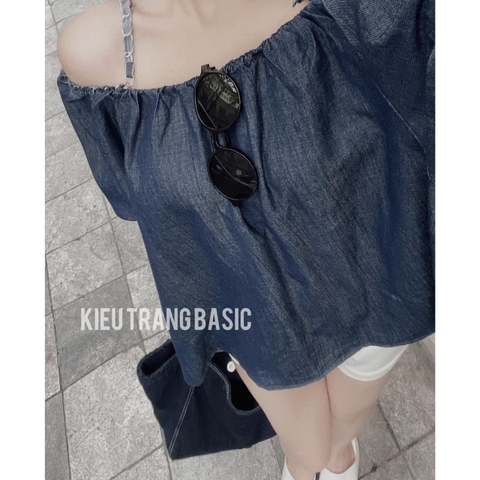 Áo denim trễ vai màu đậm dáng suông tay bồng