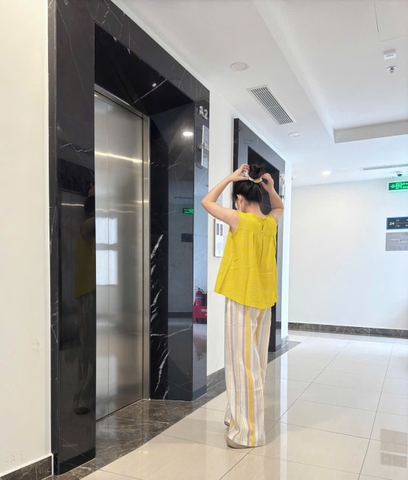 Set563- Set áo đũu vàng mix quần kẻ suông tặng kèm chun tóc