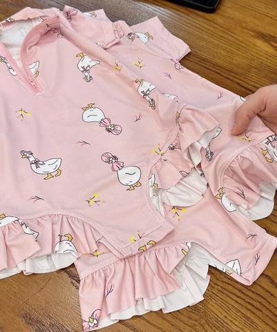 BT442-Bộ bơi vịt hồng liền mảnh bé gái khoá trước ,bèo chân