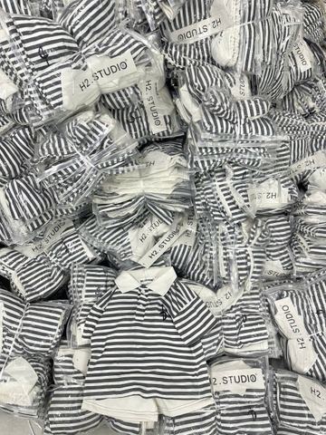 BT821Booj áo polo kẻ ngang nâu mix quần kaki chạy chỉ đen