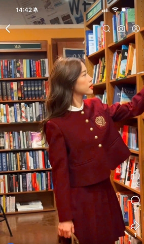 SET403-Set nhung lì áo huy hiệu thêu phối chân váy xếp ly có lót