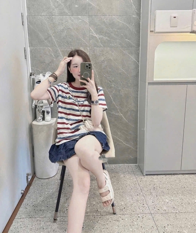 A311- Áo thun xược kẻ ngang viền đỏ in trước dáng suông