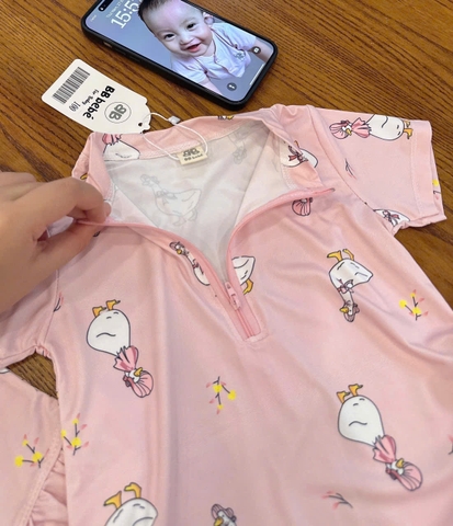 BT442-Bộ bơi vịt hồng liền mảnh bé gái khoá trước ,bèo chân