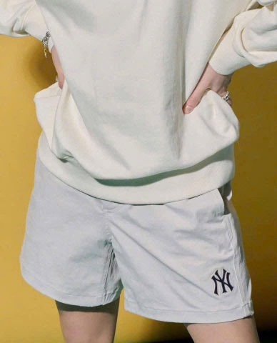 Quan064- quần theeu logo 2 màu đen trắng chất nỉ cua loại đẹp 3 tem