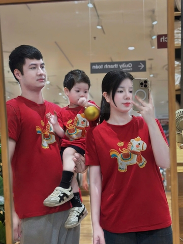 A458-Áo thun gia đình màu đỏ cộc tay Tết Bính Ngọ hình in giả thêu