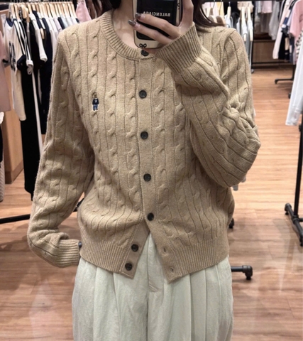 A351- Áo len cadigan vặn thừng thêu Gấu màu nâu