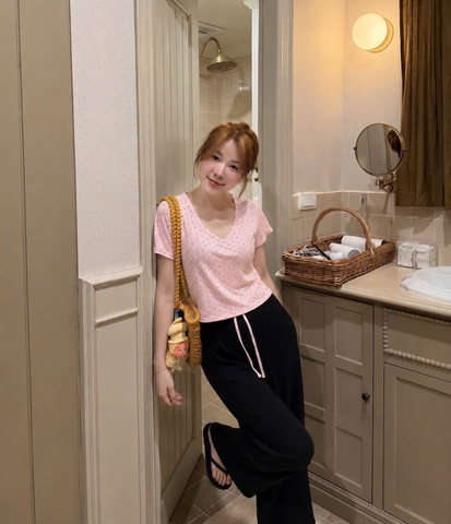 Set1035-Set áo thun bi hồng phối quần loe đen