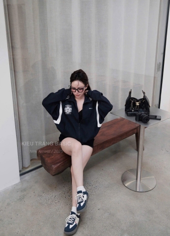 A439- Áo khóc nỉ hai da màu than thân thêu huy hiệu