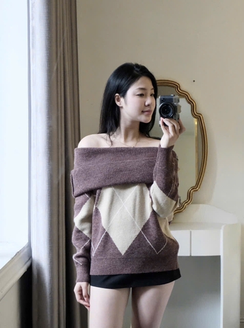 A433-Áo len dài tay trễ vai hoạ tiết quả trám nâu be