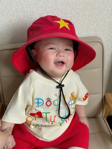 BT467- Bộ đồ/đầm trẻ em độc lập-tự do kèm mũ sang vàng