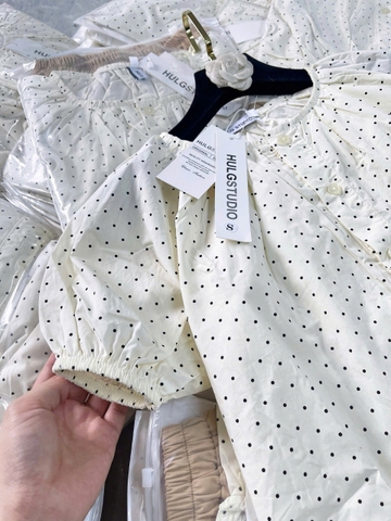 SET927-Set áo voan màu be chấm bi mix quần short kaki