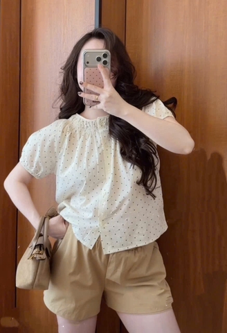 SET927-Set áo voan màu be chấm bi mix quần short kaki